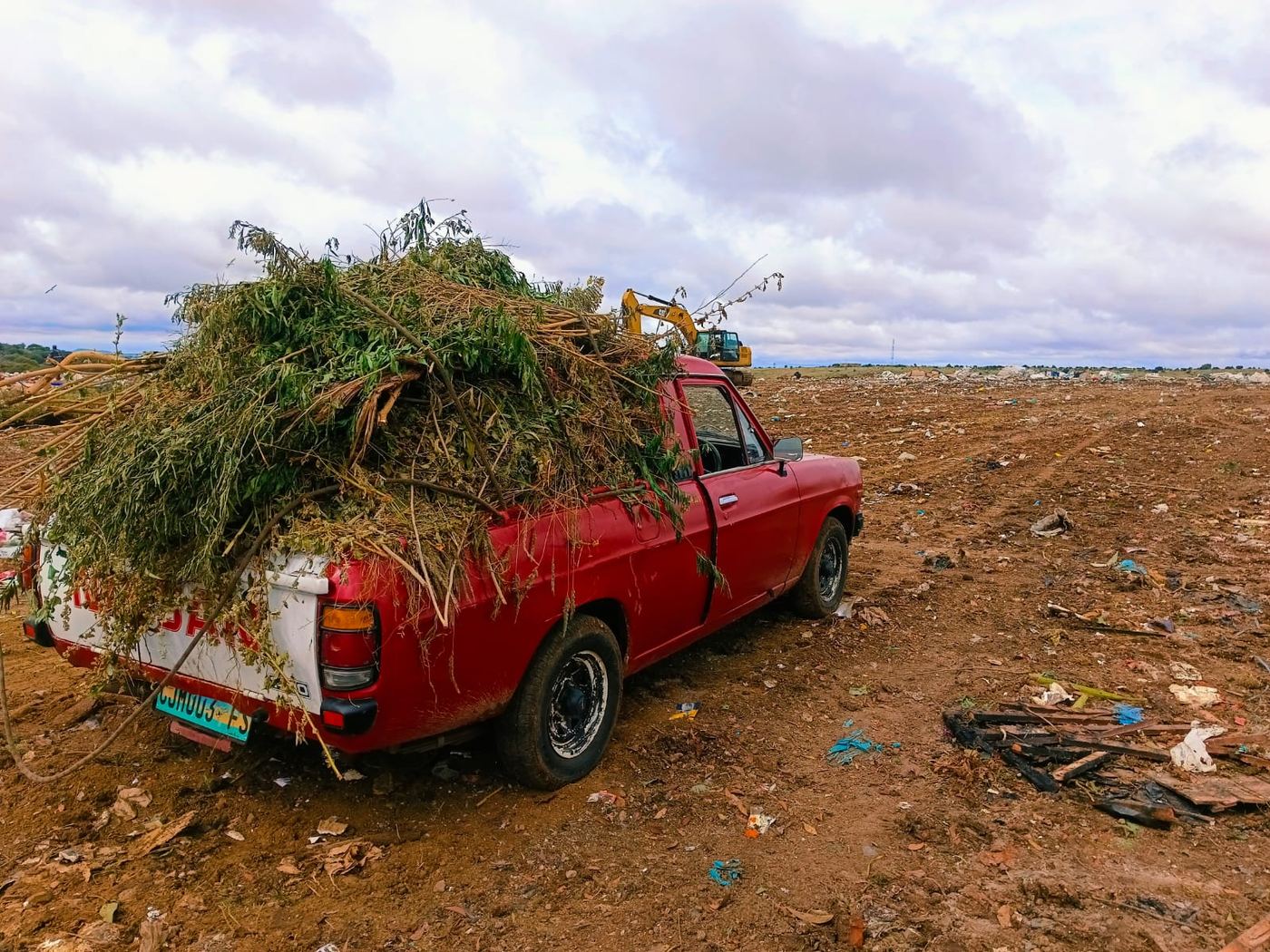 MoveFlex bakkie loaded with tree branches at the municipal landfill site